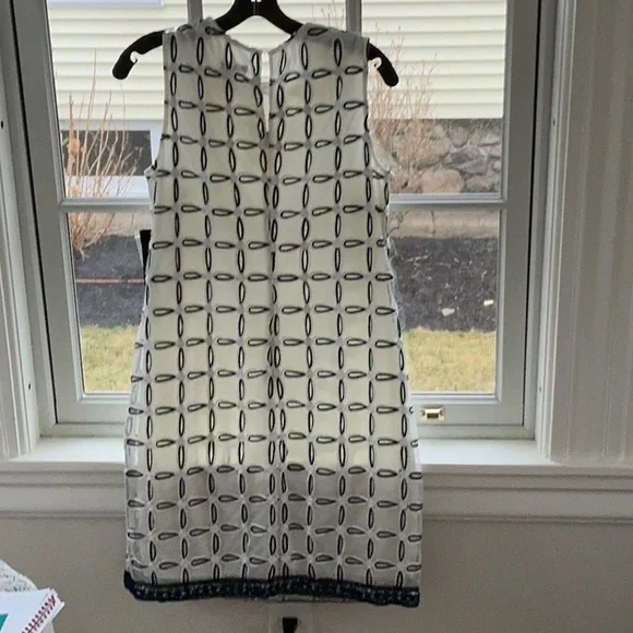 Elegant Navy and White Patterned Dress - Picture 2 of 2